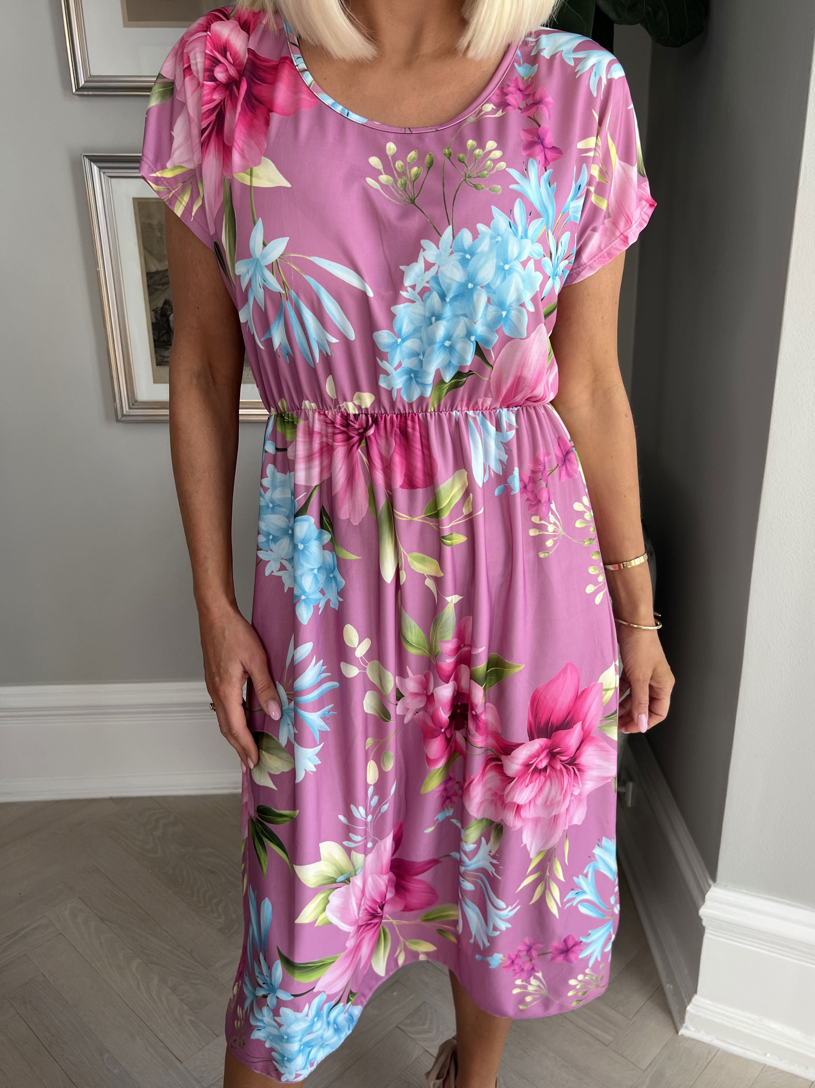 Aija - Sød blomstret kjole med elastik i taljen